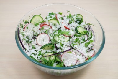 Перемешать салат и дать настояться 15-20 минут.