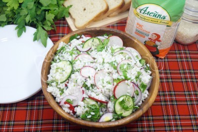 Летний салат с рисом, редисом и зеленью