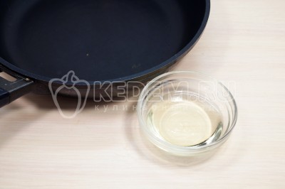 На сковороде разогреть 3 столовые ложки подсолнечного масла.