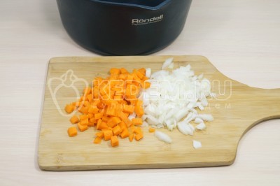 Лук и морковь нарезать мелкими кубиками.
