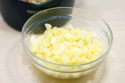 3 картофелины нарезать мелкими кубиками.