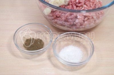 Добавить 1 чайную ложку соли и 1/4 чайной ложки черного молотого перца.