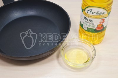Чтобы приготовить макароны с фаршем и соусом бешамель нужно на сковороде разогреть 3 столовые ложки натурального подсолнечного масла.