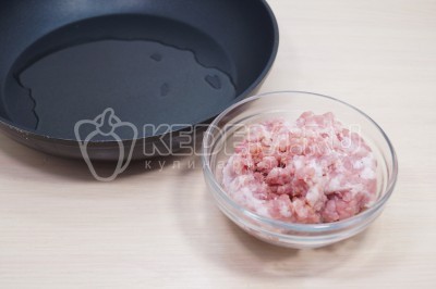 Добавить 300 грамм мясного фарша.