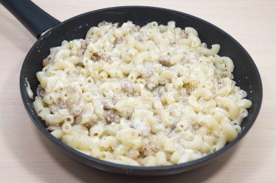 В сковороду с соусом добавить макароны и фарш. Перемешать.