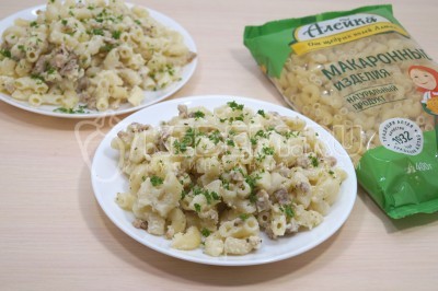 Разложить макароны с фаршем и соусом бешамель по тарелкам.