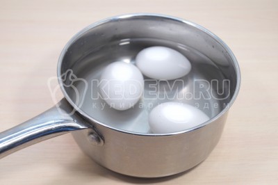 Чтобы приготовить салат с морской капустой, яйцом и кукурузой нужно 3 яйца отварить,остудить и очистить.