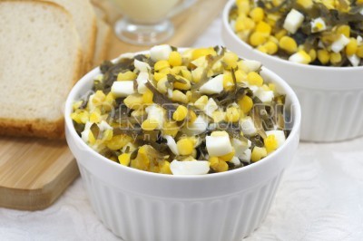 Салат с морской капустой, яйцом и кукурузой готов.
