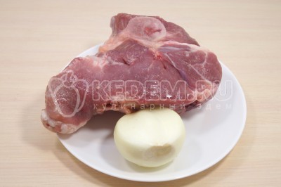 Чтобы приготовить щи с капустой и шампиньонами нужно мясо свинины на косточке промыть, луковицу репчатого лука очистить.