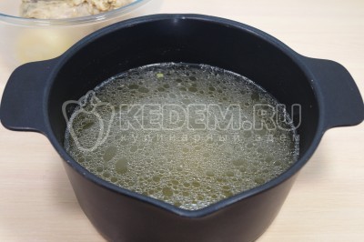 Бульон процедить. Мясо вынуть и студить. Луковицу выкинуть, она нам больше не нужна.