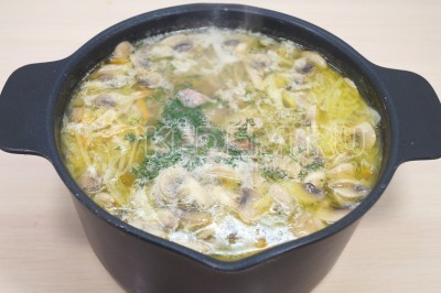 Добавить мелко нашинкованную зелень укропа и кусочки мяса отделенные от косточки. Дать супу настояться 10-15 минут.
