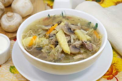 Щи с капустой и шампиньонами готовы.