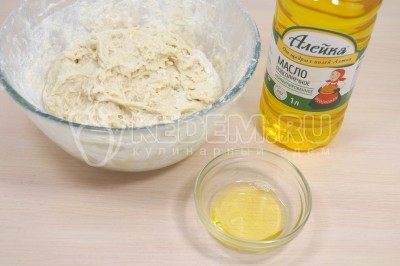 Добавить в тесто 3 столовые ложки натурального подсолнечного масла.