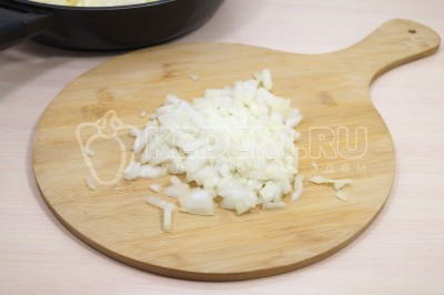 Луковицу мелко нашинковать.