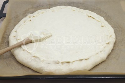 Смазать пирог 2 столовыми ложками сметаны.