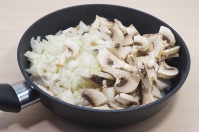 Добавить грибы с луком в сковороду к кусочкам куриного филе и готовить 3-4 минуты.
