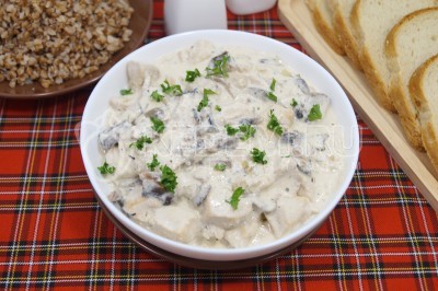 Куриное филе с грибами и сливками