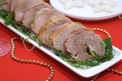 Мясной рулет с чесноком на Новый год готов. Можно подавать к праздничному столу. <i>Приятного аппетита!</i> С Наступающим Новым Годом!