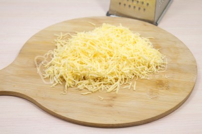 Чтобы приготовить Новогодний салат с ананасами и картофелем фри Ночь чудес нужно 100 грамм любимого твердого сыра натереть на мелкой терке.