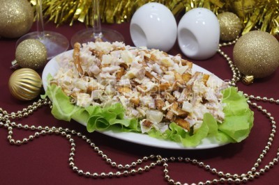 Новогодний салат с ананасами, куриным филе и картофелем фри Ночь чудес готов. Можно подавать к новогоднему столу. <i>Приятного аппетита!</i> С Наступающим Новым Годом!