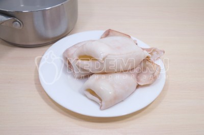 Вынуть кальмары из кастрюли и остудить.