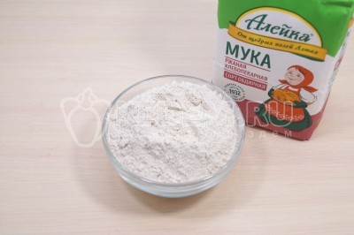 Отмерить 200 грамм ржаной муки.