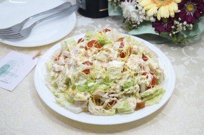 Салат с копченой куриной грудкой и пекинской капустой Венди готов. Можно подавать к столу. <i>Приятного аппетита!</i>