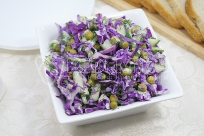 Салат с краснокочанной капустой и консервированным зеленым горошком готов. Можно подавать к столу.