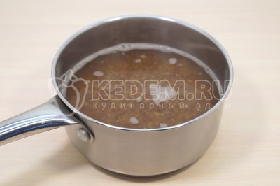 Добавить 300 миллилитров воды и поставить вариться.