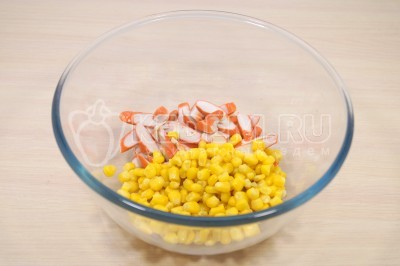 Чтобы приготовить салат с крабовыми палочками, кукурузой, огурцом и болгарским перцем нужно в большую миску нарезать 100 грамм крабовых палочек. Добавить 100 грамм консервированной кукурузы.