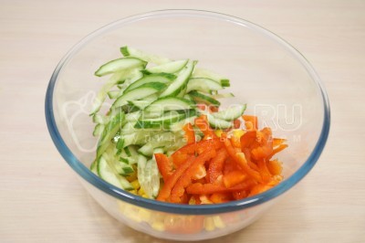Добавить соломкой нарезанный свежий огурец и болгарский перец.