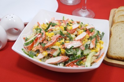 Салат с крабовыми палочками, кукурузой, огурцом и болгарским перцем готов. Можно подавать к столу.