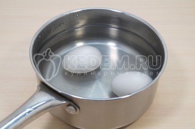 Чтобы приготовить салат с крабовыми палочками, сыром и яйцом нужно 2 яйца отварить, остудить и очистить.