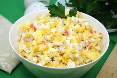 Салат с крабовыми палочками, сыром и яйцом готов. Можно подавать к столу.