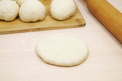 Перевернуть лепешку с сыром и раскатать скалкой, так чтобы сыр остался внутри.
