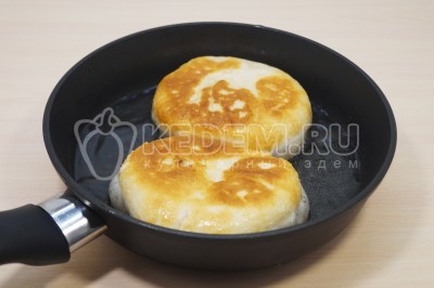 Перевернуть пышки и обжарить еще 2 минуты.