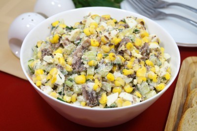 Салат с тунцом, огурцом, кукурузой и яйцами готов. Можно подавать к столу.
