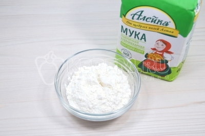 Отмерить 50 грамм муки от общего веса.