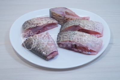 Нарезать рыбу кусочками, удалить хвост и плавники.