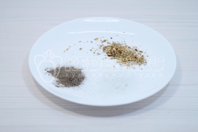 Смешать 1 чайную ложку соли, черный молотый перец и 1/2 чайной ложки специй для рыбы.