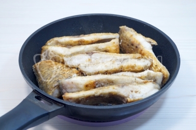 Поворачивая кусочки, обжарить еще 4-5 минут со всех сторон.