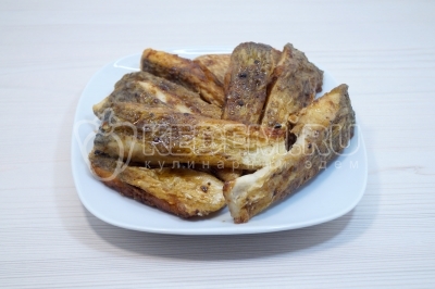 Выложить кусочки готовой рыбы на блюдо. 