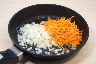 Чтобы приготовить лазанью с куриным фаршем нужно морковь натереть на крупной терке. Луч нашинковать. На сковороде разогреть 3 столовые ложки подсолнечного масла. Добавить лук и морковь. Обжарить помешивая 2 минуты.