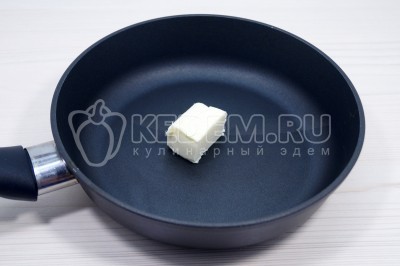 Груши нарезать кубиками, срезав сердцевину.