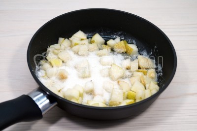 Добавить нарезанные кубиками груши и 2 столовые ложки сахара.
