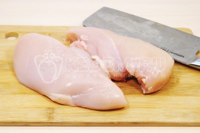 Чтобы приготовить рубленые куриные котлеты с сыром на сковороде нужно 400 грамм куриного филе мелко порубить ножом или топориком.