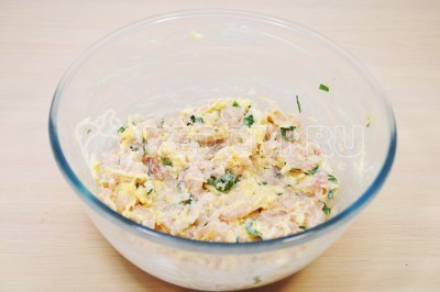 Перемешать мясную массу для котлет и оставить на 10-15 минут.