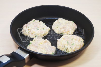 Выложить ложкой рубленые котлеты из куриной грудки в сковороду и жарить на среднем огне 7-8 минут.