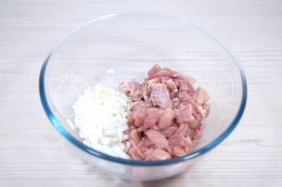 В миске смешать куриное мясо с луком.