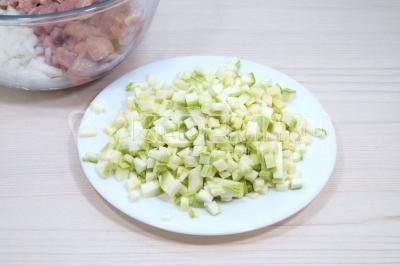 Мелкими кубиками нарезать молодой кабачок.